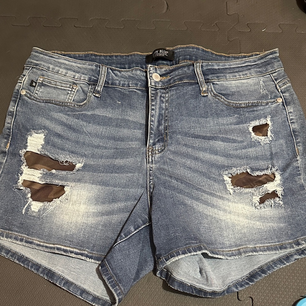 Judy Blue Camo Ripped Distressed Denim Shorts in Medium Blue